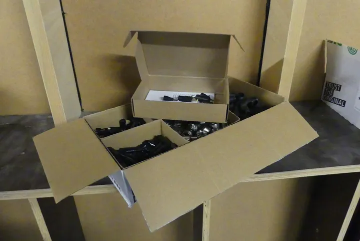 Konvolut Netzstecker-Adapter/Hohlstecker, XLR-Stecker/Kabelgehäuse